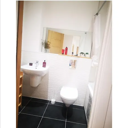 Homestay City Centre King Bedroom With Private Bathroom